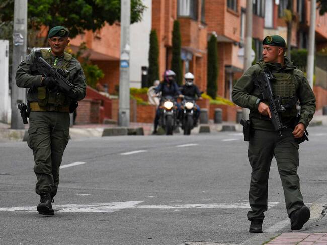 Miembros de las fuerzas especiales de la policía en un operativo en Bogotá