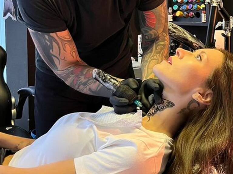¿Es real o de mentira? Este sería el verdadero significado del tatuaje en el cuello de Carla Jara