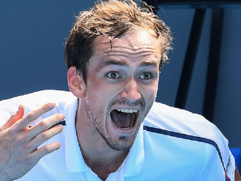 Medvedev discute con su entrenador, este abandona la tribuna y termina ganando 6-0 el quinto set en Australia
