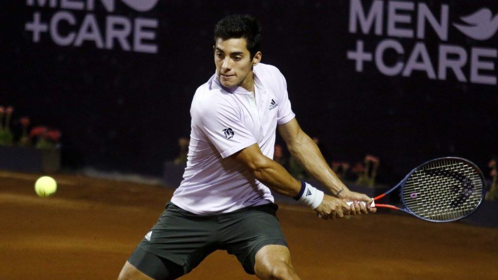 27 de Febrero 2020/ SANTIAGO
El tenista Cristian Garin (CH) regresa la bola, durante el partido de cuartos de final contra el jugador Alejandro Davidovich (ESP), valido por la ATP 250 Santiago, realizado en las canchas de tenis del Club Universidad Católica en San Carlos de Apoquindo, ubicada en la Comuna de Las Condes
FOTO: Jose Francisco Zuñiga /AGENCIAUNO