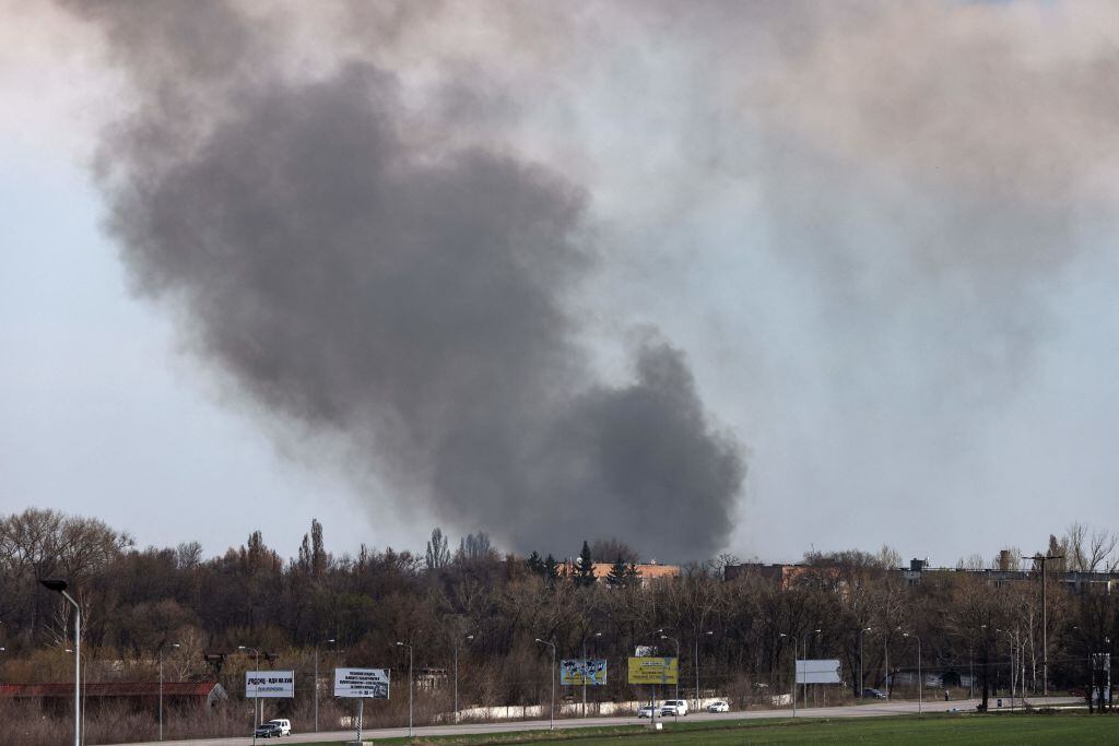El humo se eleva desde el aeropuerto de Dnipro tras el bombardeo ruso