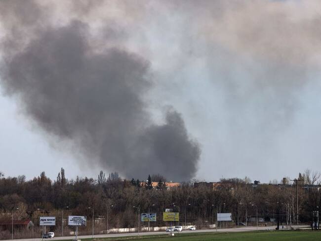 El humo se eleva desde el aeropuerto de Dnipro tras el bombardeo ruso