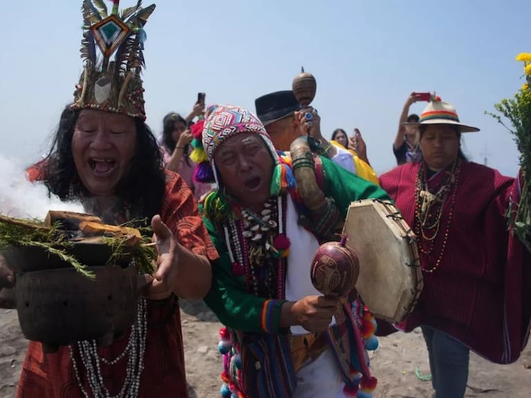 Con hojas de coca y ayahuasca: Chamanes peruanos lanzan dura predicción para Latinoamérica en 2026
