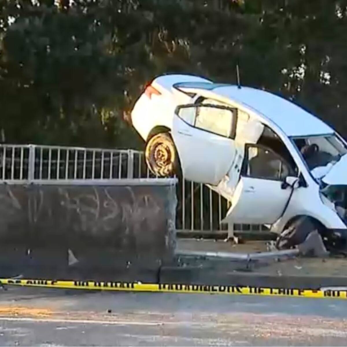 Conductor muere tras impactar barrera y quedar a punto de caer desde paso sobre nivel en Puerto Montt