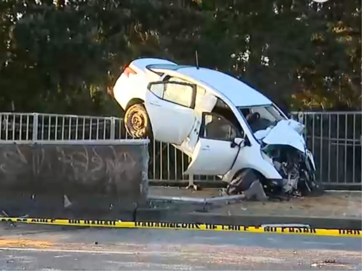 Conductor muere tras impactar barrera y quedar a punto de caer desde paso sobre nivel en Puerto Montt