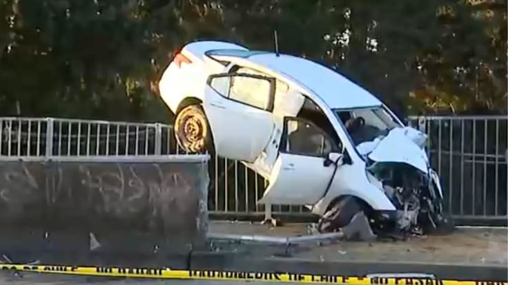 Conductor muere tras impactar barrera y quedar a punto de caer desde paso sobre nivel en Puerto Montt