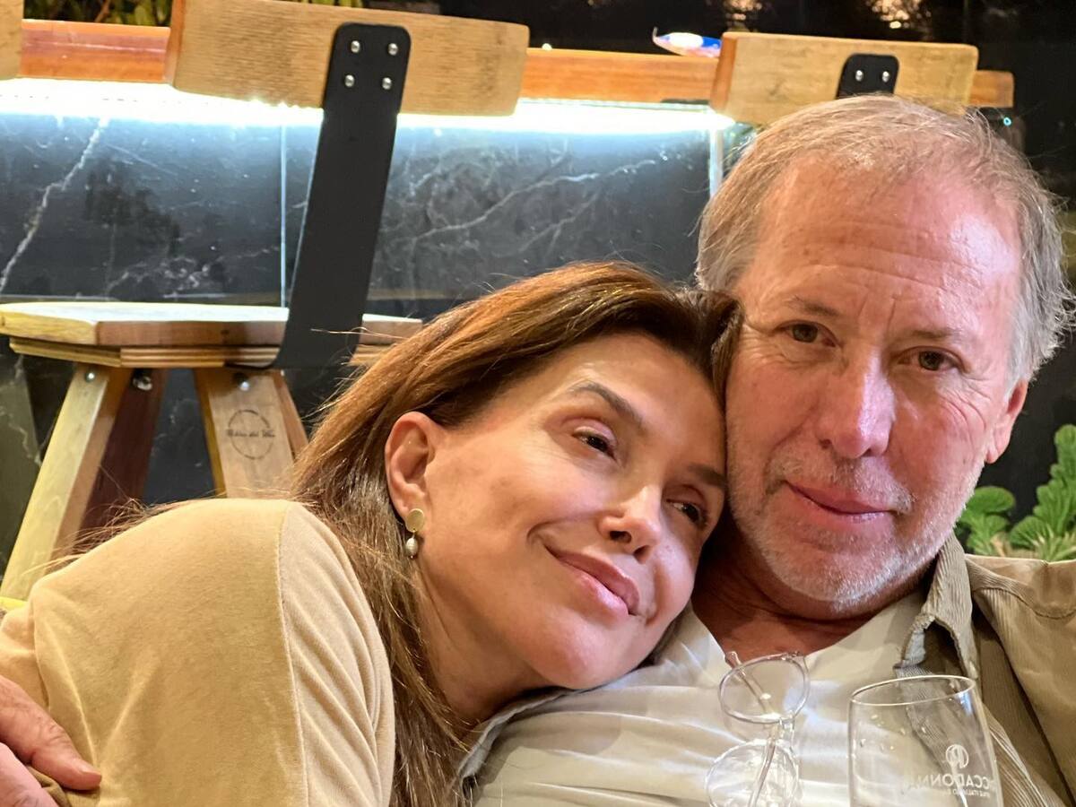 Acompañada por su familia y colegas: así fue la llegada de Carolina Arregui al responso de su difunto esposo Roy Sothers
