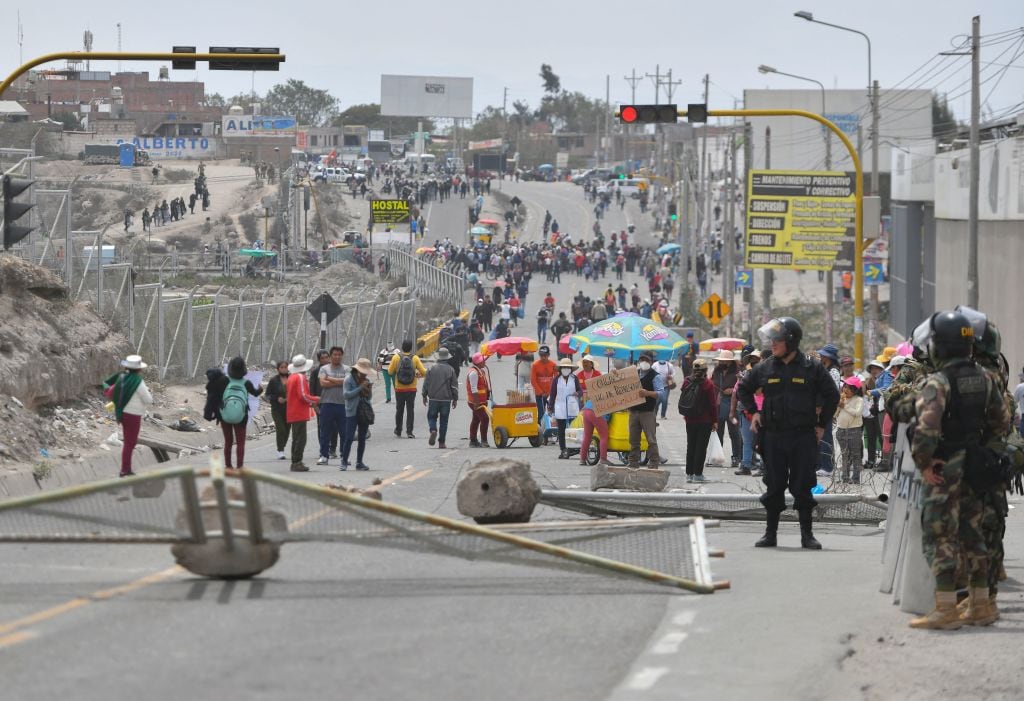 Los manifestantes cortan una de las calles en Arequipa en medio del paro nacional en Perú