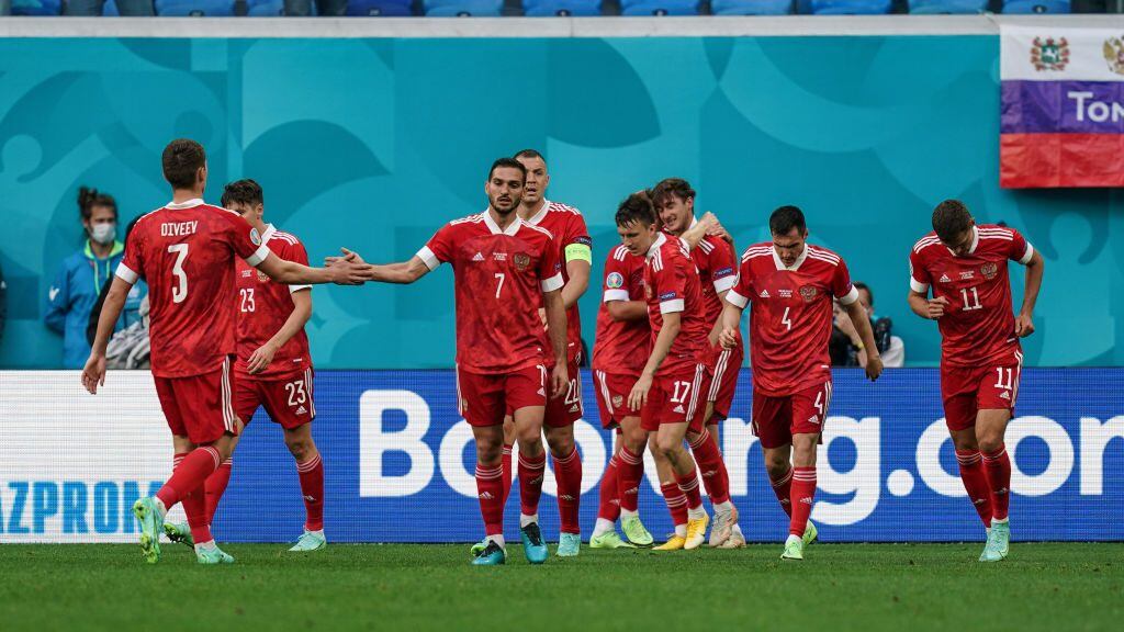 ST PETERSBBURG, RUSSIA - JUNE 16: Players of Russia celebrate after scoring a goal during the EURO 2020 Group B soccer match between Russia and Finland at Krestovsky Stadium in St Petersburg, Russia on June 16, 2021. (Photo by Alexander Safonov/Anadolu Agency via Getty Images)