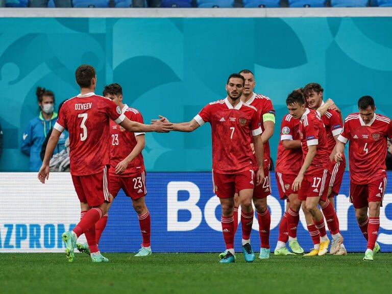 ST PETERSBBURG, RUSSIA - JUNE 16: Players of Russia celebrate after scoring a goal during the EURO 2020 Group B soccer match between Russia and Finland at Krestovsky Stadium in St Petersburg, Russia on June 16, 2021. (Photo by Alexander Safonov/Anadolu Agency via Getty Images)