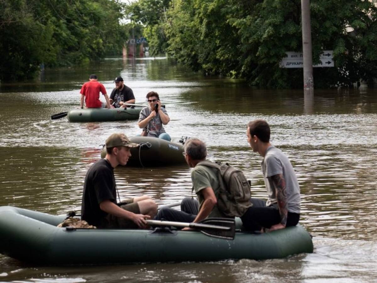 Presidente de Ucrania visita la inundada ciudad de Jersón tras el derrumbe de la presa de Nova Kajovka