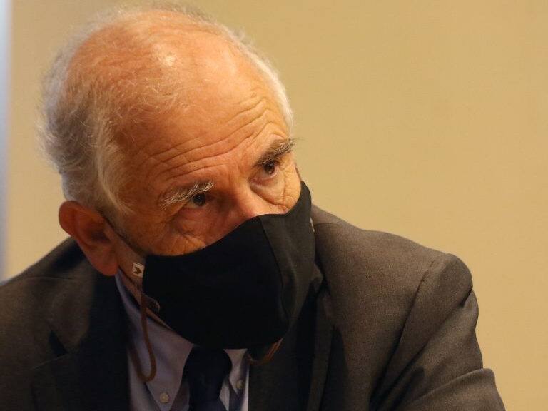 06 DE OCTUBRE DE 2021/VALPARAISOEl senador Carlos Montes, durante la Comisión de Constitución del Senado, que analiza el proyecto que permite un cuarto retiro de fondos de pensiones, por la pandemia del Covid-19.
FOTO: LEONARDO RUBILAR CHANDIA/AGENCIAUNO