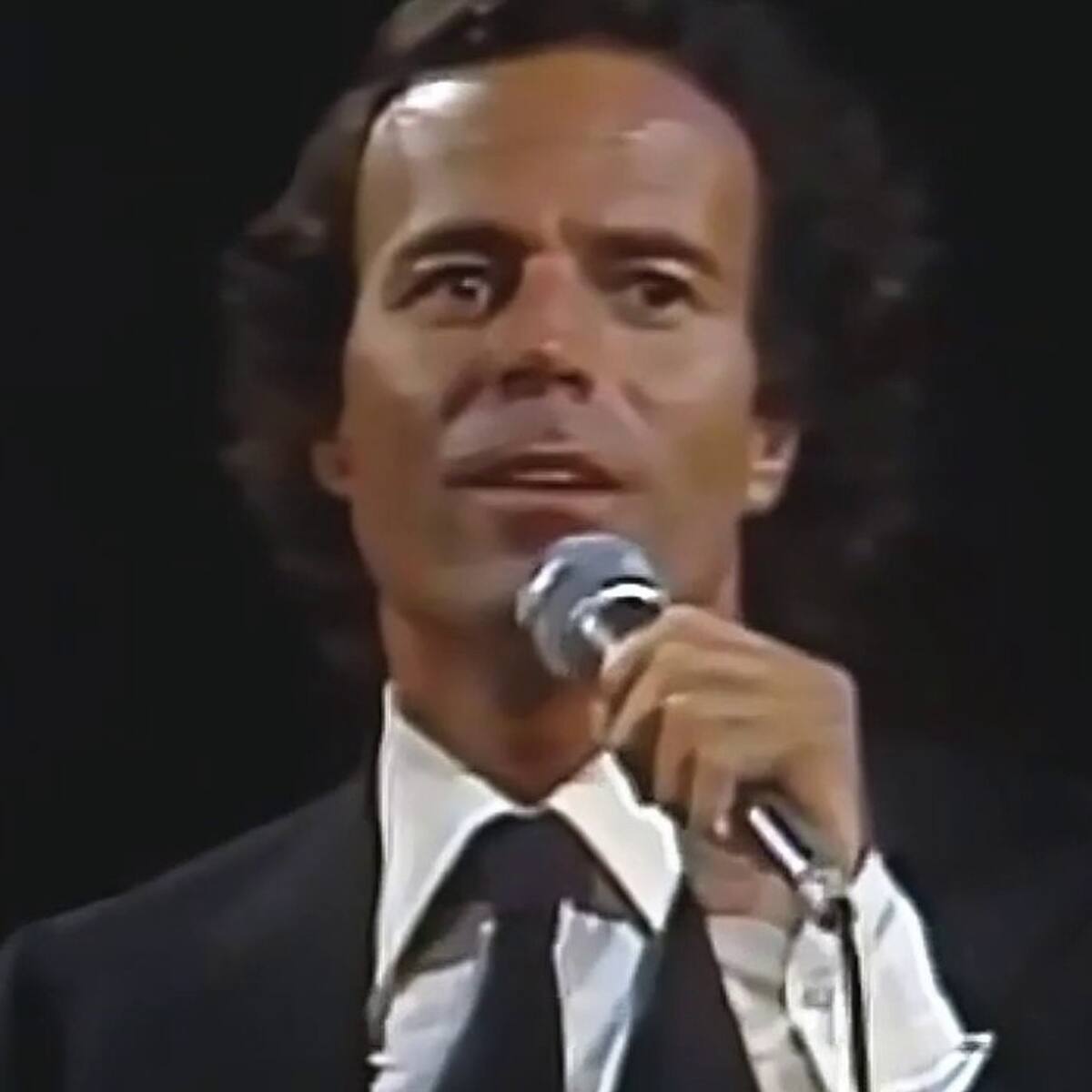 Julio Iglesias rompe el silencio ante investigación por presuntos abusos sexuales y prepara su defensa: “Todo se va a aclarar”