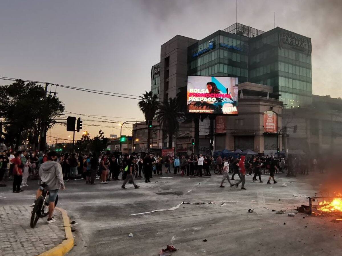 Maipú y Puente Alto concentran saqueos de encapuchados: Quemaron el registro civil de la comuna al sur de Santiago