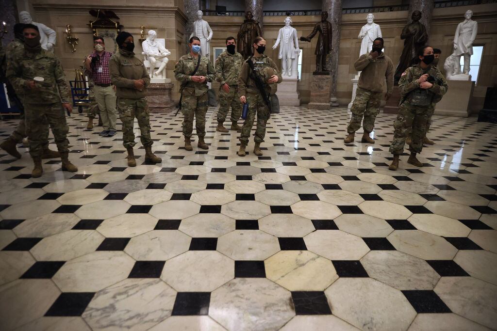 Miembros de la Guardia Nacional custodian el Capitolio de EEUU