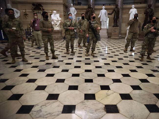 Miembros de la Guardia Nacional custodian el Capitolio de EEUU