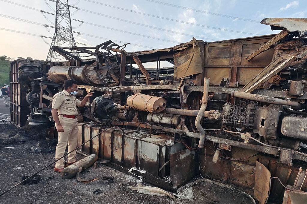 Policía inspecciona el bus incendiado que deja muertos en India