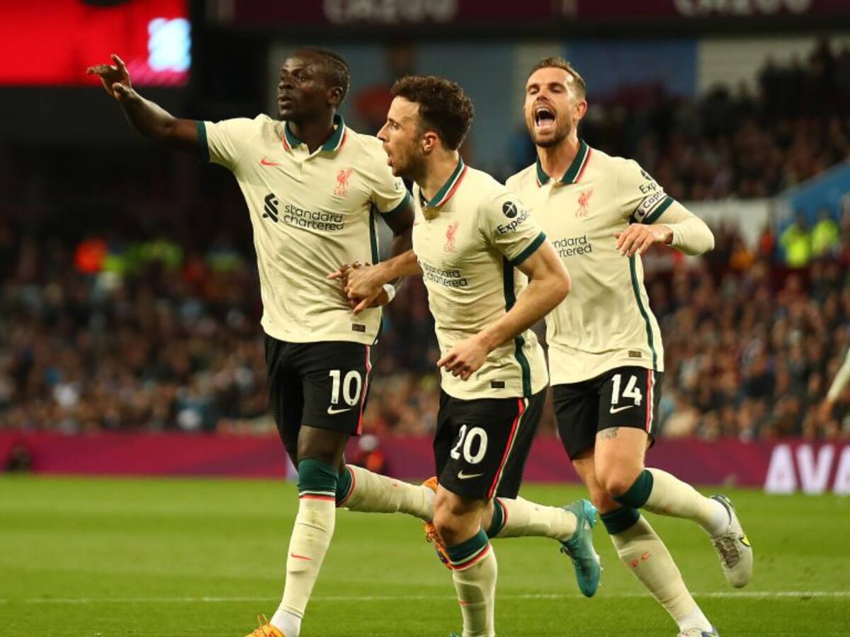 Liverpool derrotó al Aston Villa y no se rinde en su lucha contra el City por la Premier League