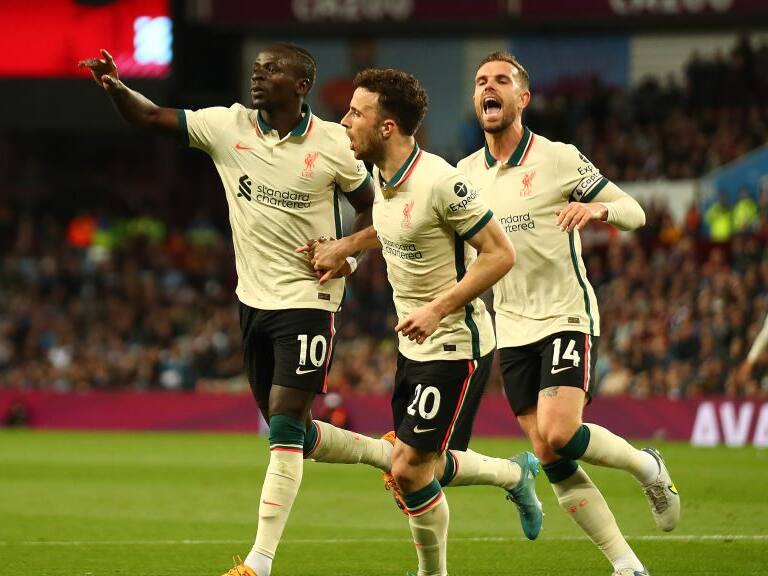 Liverpool derrotó al Aston Villa y no se rinde en su lucha contra el City por la Premier League