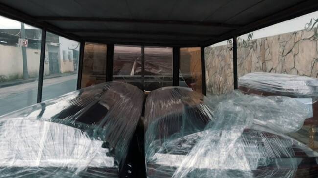 Un grupo de féretros en bolsas a bordo de una camioneta en Guayaquil