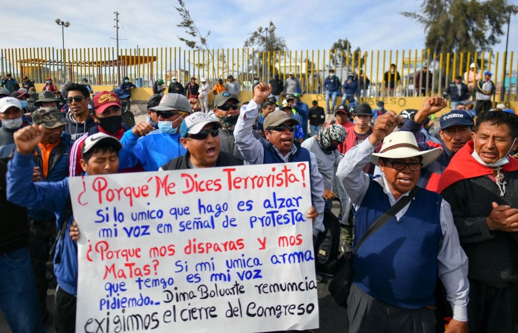 Manifestantes marchan durante el llamado a paro nacional en el Perú