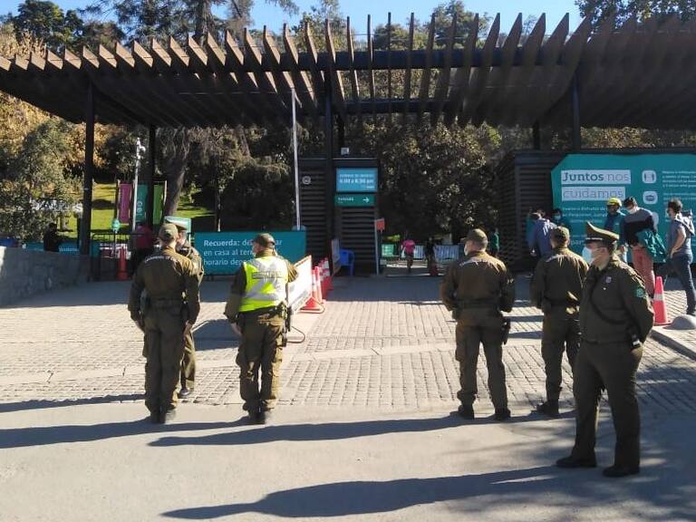 Estricta fiscalización de Carabineros en Cerro San Cristóbal dejó cinco personas detenidas tras horario de la franja deportiva