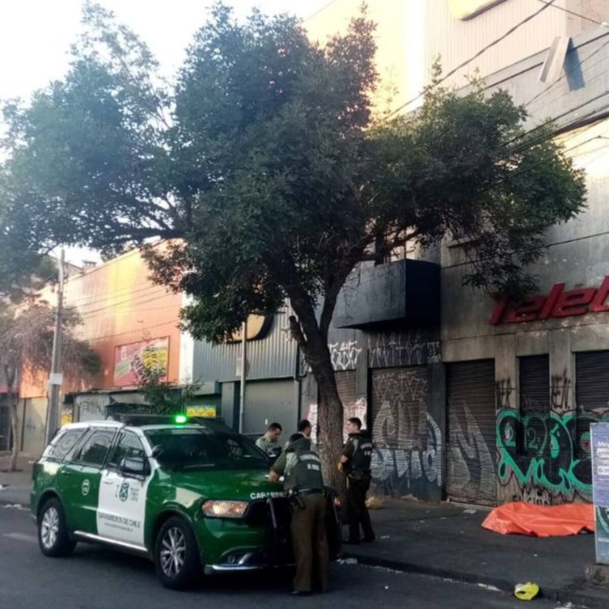 Joven es encontrado muerto en plena vía pública en Santiago Centro: tiene un impacto de bala en la cabeza