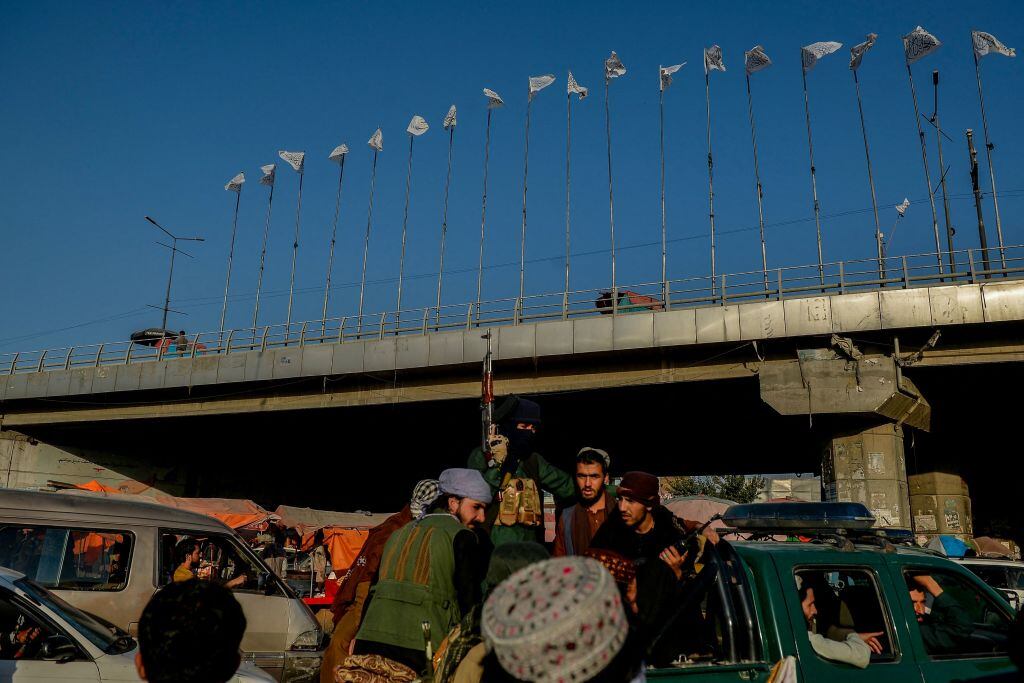Paramilitares talibanes vigilan la ciudad de Kabul