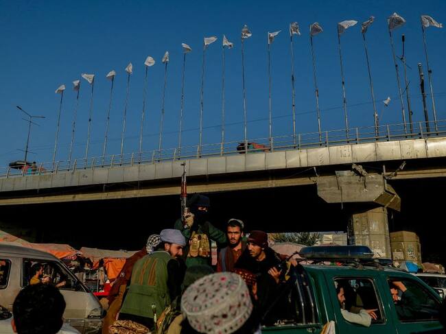 Paramilitares talibanes vigilan la ciudad de Kabul