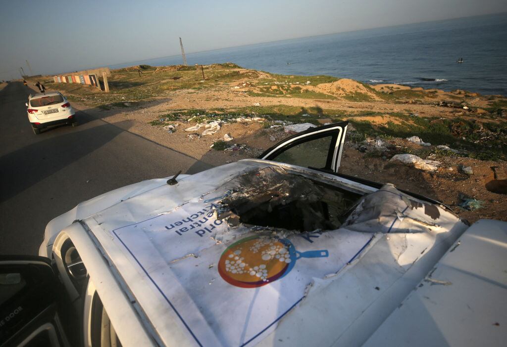 La destrucción de uno de los vehículos en que se trasladaban, por Gaza en Palestina, los voluntarios de la ONG que murieron en un ataque aéreo de Israel.
