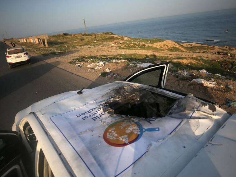 La destrucción de uno de los vehículos en que se trasladaban, por Gaza en Palestina, los voluntarios de la ONG que murieron en un ataque aéreo de Israel.
