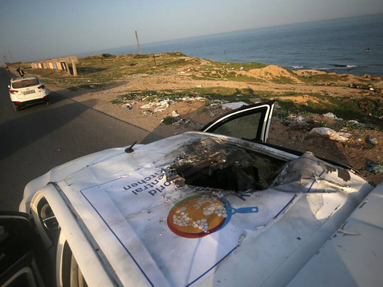 La destrucción de uno de los vehículos en que se trasladaban, por Gaza en Palestina, los voluntarios de la ONG que murieron en un ataque aéreo de Israel.