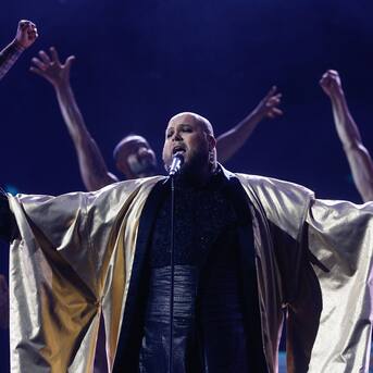 Representante de España fue ovacionado en la primera noche del Festival de Viña 2024: quién es Enrique Ramil, el aplaudido cantante