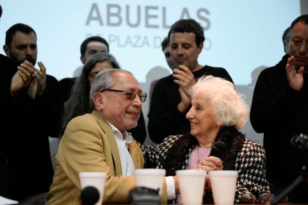 Julio Santucho celebra con Abuelas la recuperación de su hijo secuestrado en Argentina