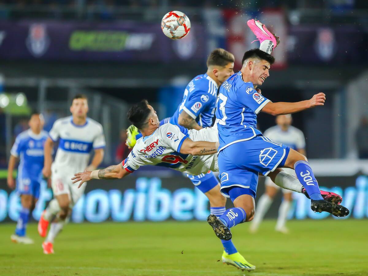 La chilena de Zampedri removió recuerdos en la UC: fanáticos cruzados lo comparan con golazo del “Conejo” Roselli