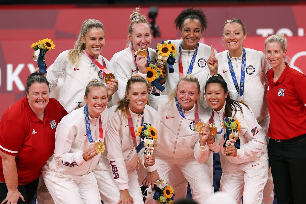 El equipo de voleibol de EEUU con sus preseas doradas en Tokio 2020