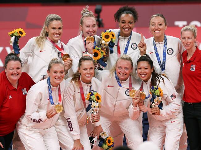 El equipo de voleibol de EEUU con sus preseas doradas en Tokio 2020