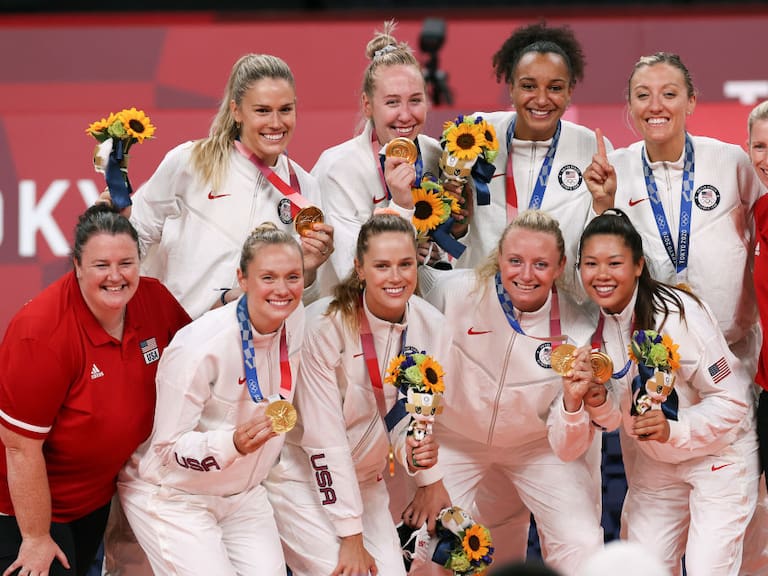 El equipo de voleibol de EEUU con sus preseas doradas en Tokio 2020