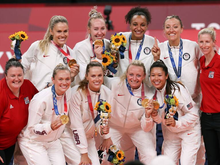 El equipo de voleibol de EEUU con sus preseas doradas en Tokio 2020