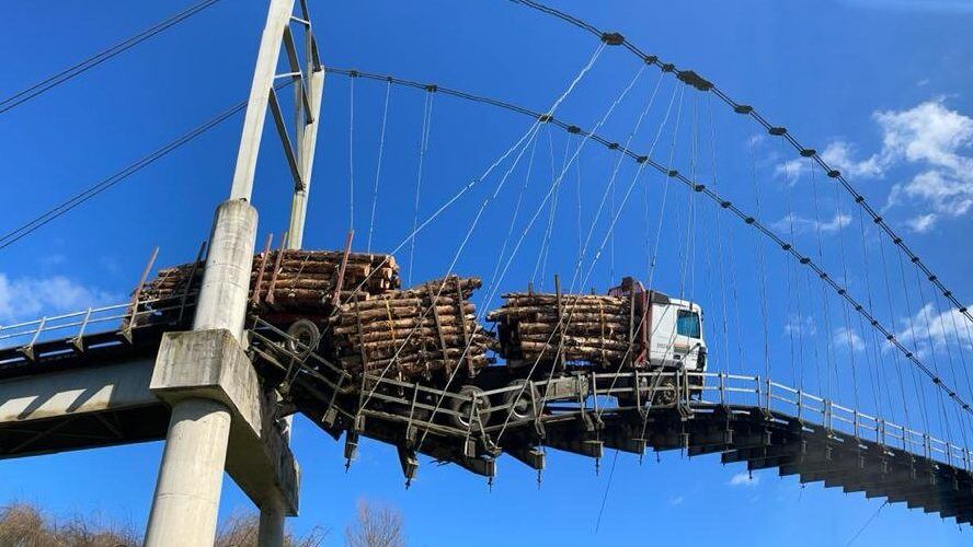 Camión con madera colapsó puente en Carahue
