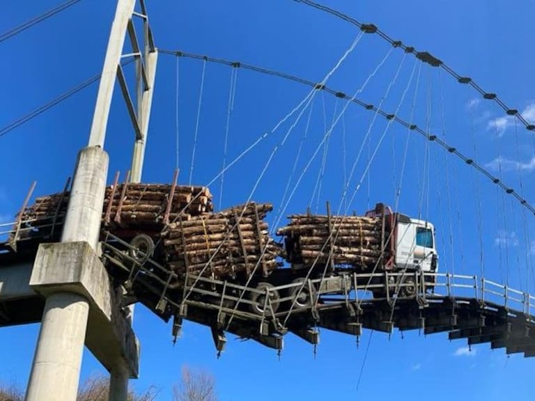 Camión con madera colapsó puente en Carahue