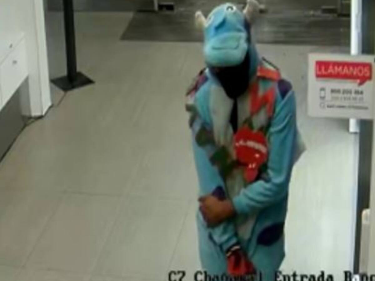 Disfrazado de dinosaurio y armado: hombre roba en un servicentro de Chañaral