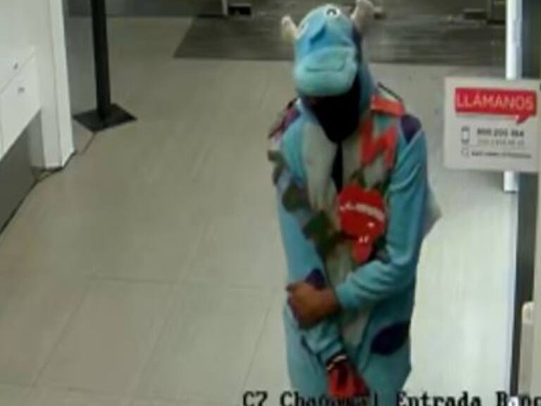 Disfrazado de dinosaurio y armado: hombre roba en un servicentro de Chañaral
