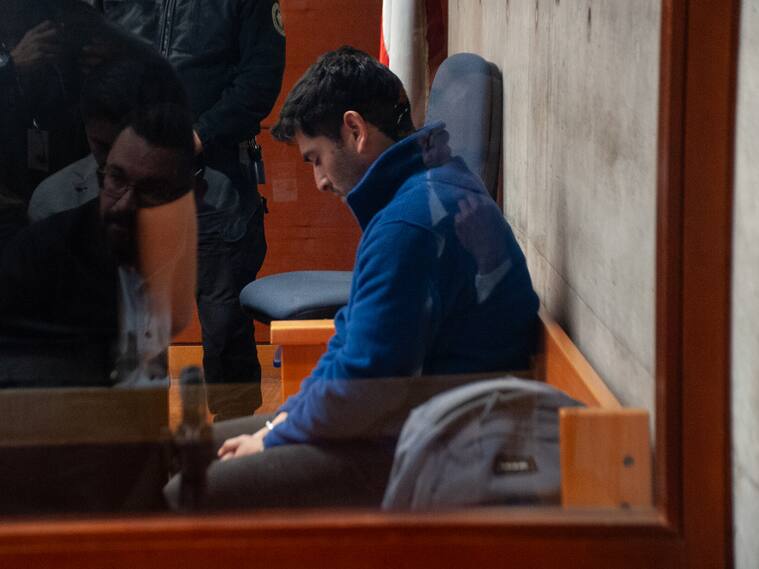 18 DE MAYO DEL 2026 / SANTIAGO
Audiencia de formalización del padre de la niña de 2 años que falleció en Las Condes, luego de caer desde un piso 11.
FOTO: VICTOR HUENANTE / AGENCIAUNO