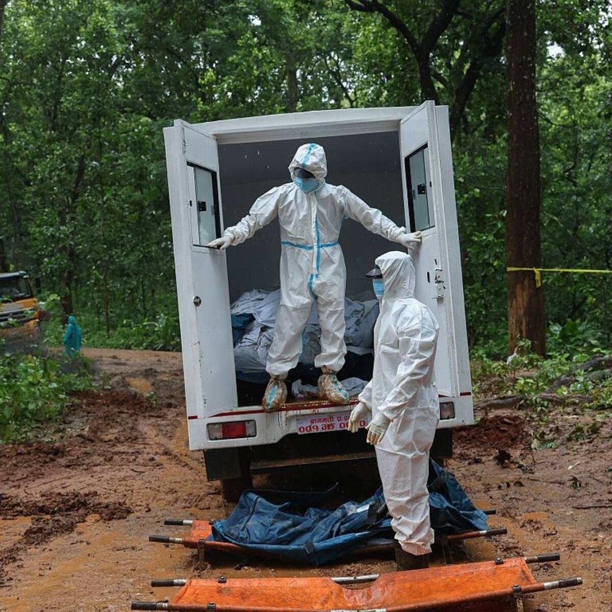 Dramática tarea en Nepal tras riadas: la compleja operación para trasladar cadáveres desde zonas aisladas