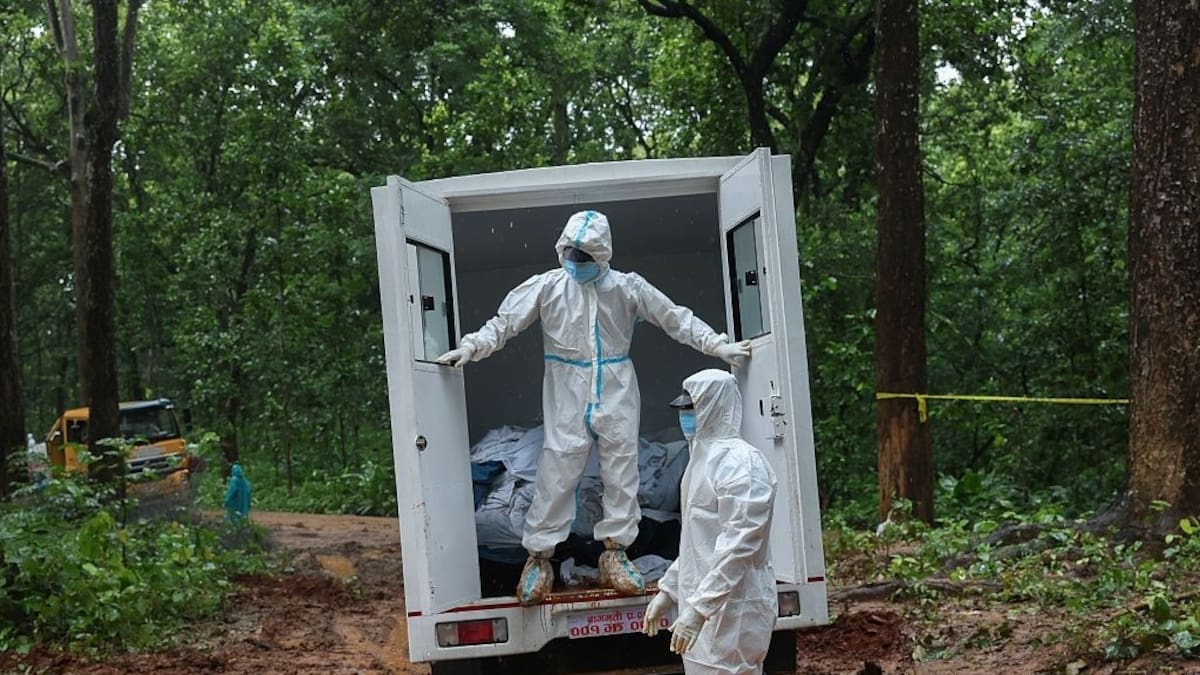 Dramática tarea en Nepal tras riadas: la compleja operación para trasladar cadáveres desde zonas aisladas