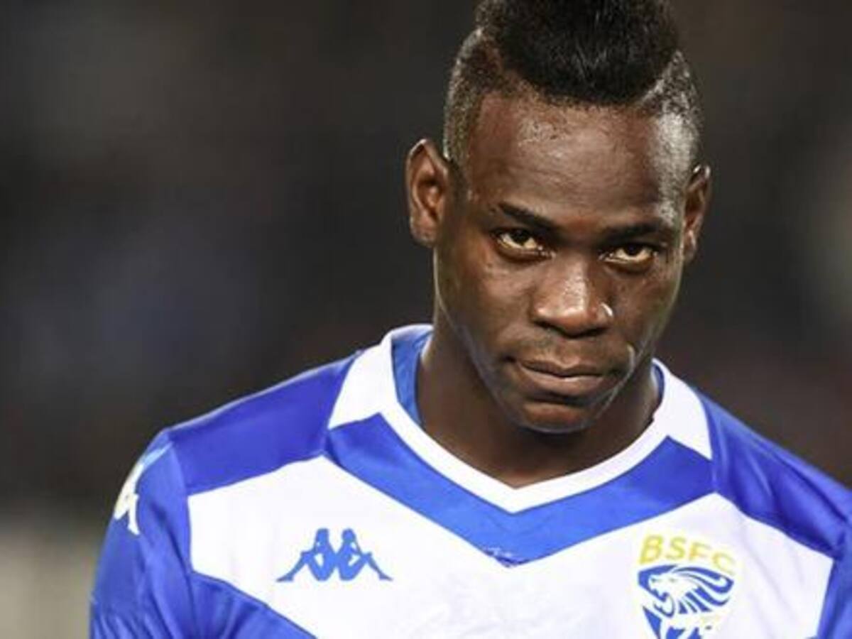 Insólito: Mario Balotelli celebró un gol en Turquía dándole una patada en la cabeza a compañero