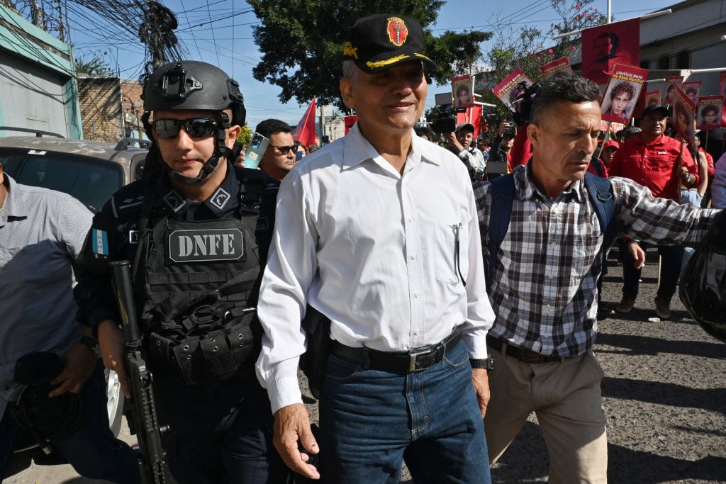 El coronel en retiro Luis Maldonado Galeas llega a la audiencia sobre el juicio en su contra por la muerte de un manifestante en la represión en Honduras