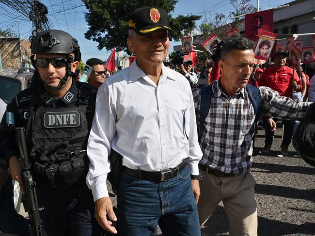 El coronel en retiro Luis Maldonado Galeas llega a la audiencia sobre el juicio en su contra por la muerte de un manifestante en la represión en Honduras