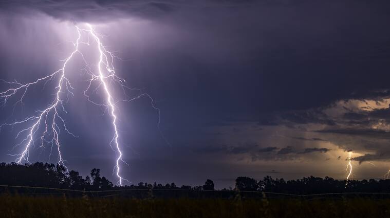 21 de Enero de 2018/TEMUCO Una tormenta eléctrica sorprendió a los habitantes de la Región de la Araucanía , en la imagen junto al volcán Llaima de fondo.
FOTO:FRANCISCO NEGRONI/AGENCIAUNO